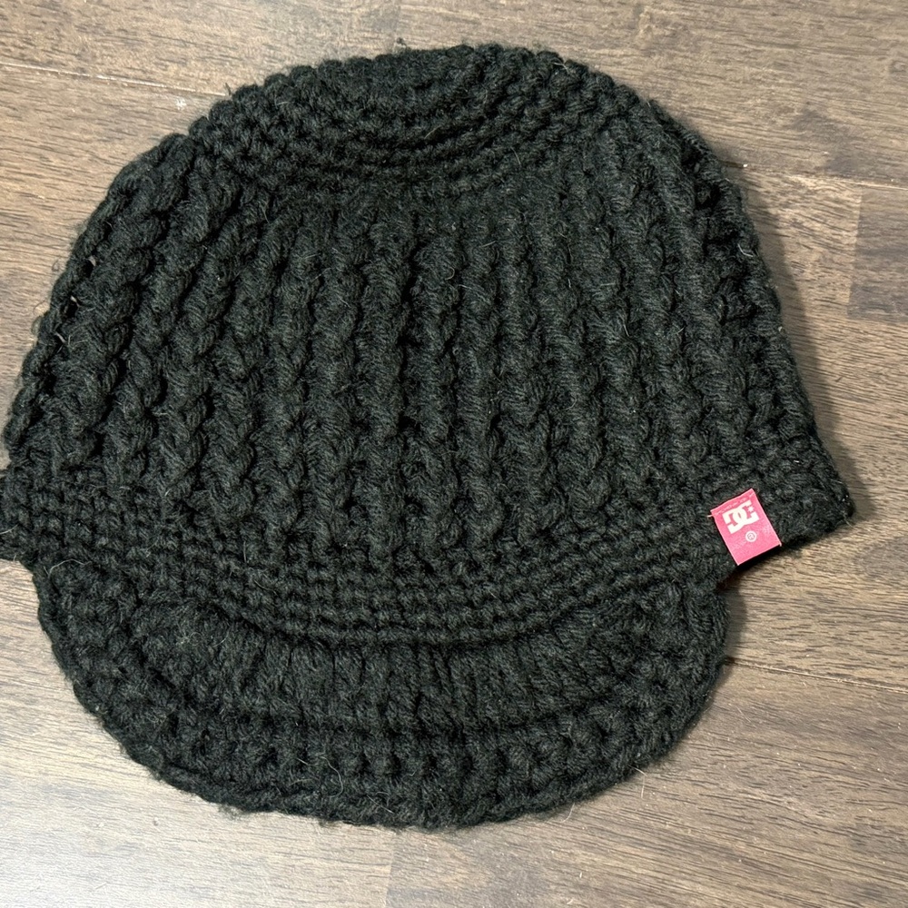 Black Knit DC women’s winter hat with brim - Picture 3 of 4